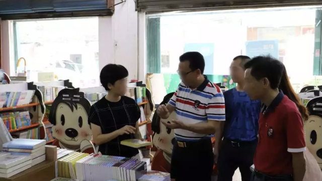 Des représentants du gouvernement inspectent les publications d’une librairie de la province de Guangdong.