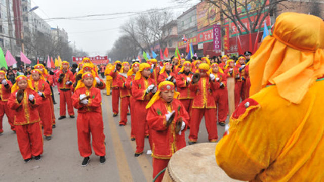 Des gens font des offrandes pour qu’il pleuve en jouant sur des grandes cymbales dans la province de Shanxi.