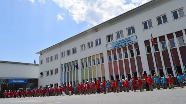 Cette année, le nombre d’élèves a atteint un niveau record. L’école a dû louer une partie d’une école turque locale.
