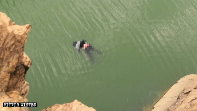 Les villageois ont retrouvé le corps flottant de Gao Xiaojiao dans l’eau.