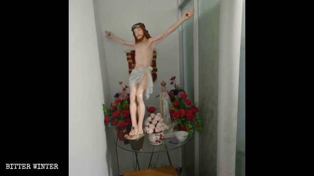 Le crucifix a été retiré de la salle principale et placé dans une pièce étroite.