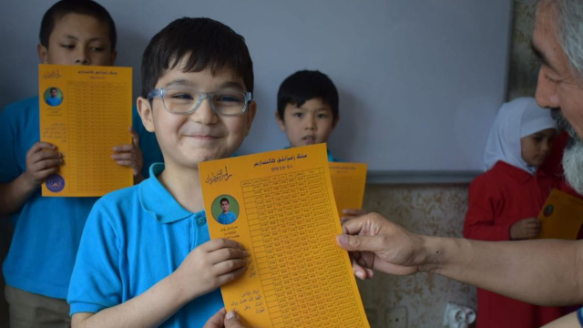 Les élèves de l’école de Hira’i reçoivent leurs calendriers du Ramadan.