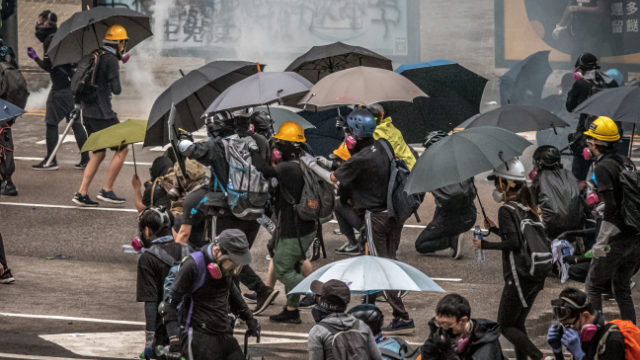 Les manifestants et les journalistes à Hong Kong ont besoin de masques et de parapluies pour se protéger des attaques au gaz lacrymogène de la police.