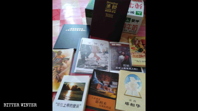 Quelques livres utilisés par l’ancien d’église Témoin de Jéhovah originaire de la Corée du Sud pour prêcher l’évangile dans la province du Shandong.