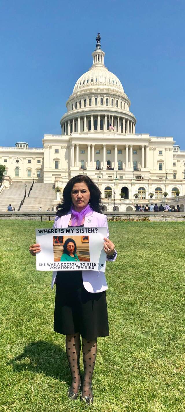 Mme Rushan Abbas, fondatrice et présidente de la « Campagne pour les Ouïghours », manifeste à Washington, D.C. au nom de sa sœur, le Dr Gulshan Abbas