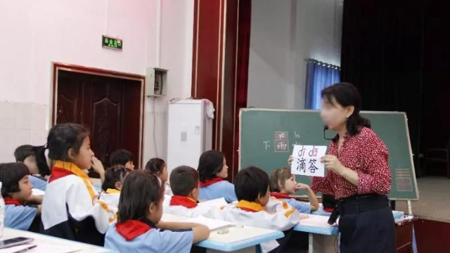Un professeur, enseignant le chinois dans une école primaire.
