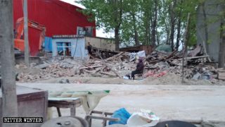 Usines et maisons démolies, suicides de villageois : « beaux villages » ou un enfer sur terre ?