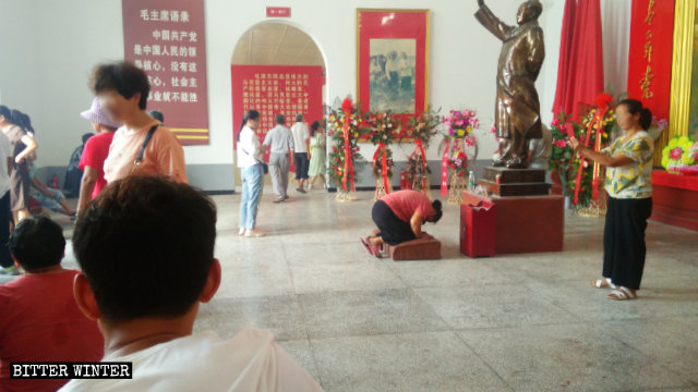 Culte dans une salle commémorative de Mao Zedong de la ville de Shangqiu dans le district de Liangyuan.