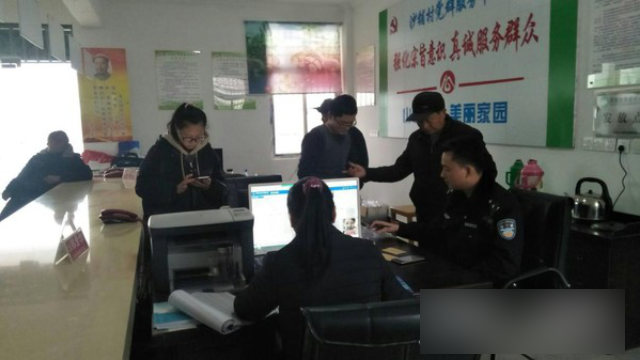 Des agents du poste de police de Qingcao, dans la ville de Tongcheng, dans la province d’Anhui, recueillent des échantillons d’ADN des résidents.