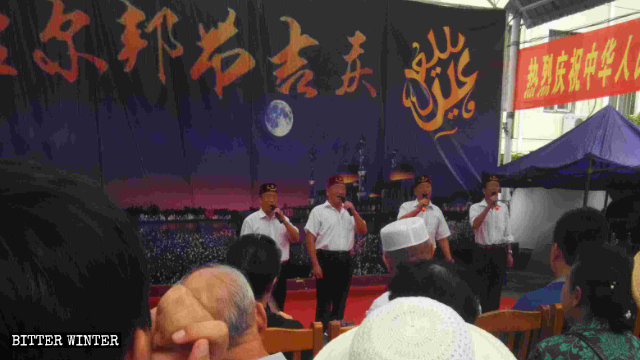 Des musulmans hui à la mosquée de Meihekou en train de chanter une chanson patriotique intitulée « I Love the Blue Ocean ».