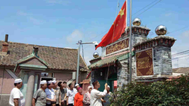 Des musulmans dans une mosquée de la province du Liaoning sont obligés d’organiser une cérémonie de lever de drapeau.