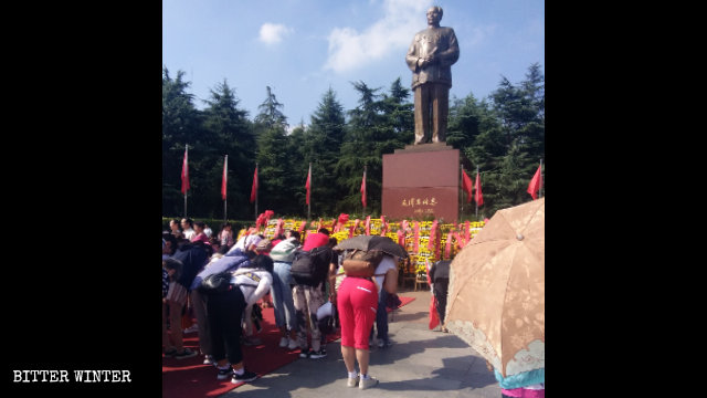 Des touristes se prosternent devant « le lieu où est érigée la statue de bronze de Mao Zedong » dans la ville de Shaoshan dans la province centrale du Hunan.