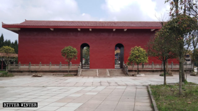 Cinq grandes statues de plein air ont été cachée dans la cour du temple taoïste.