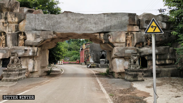 Les caractères chinois pour « Temple de Dianjiang Dafo » au-dessus de l’entrée du temple ont été recouverts de ciment.