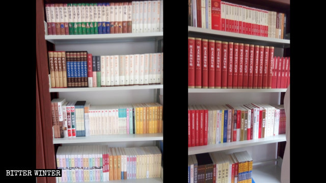 Livres sur Xi Jinping dans la bibliothèque d’une église des Trois-Autonomies dans la ville de Zhengzhou.