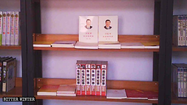 Livres « rouges » exposés dans l’étagère de la bibliothèque d’une église des Trois-Autonomies à Zhengzhou.