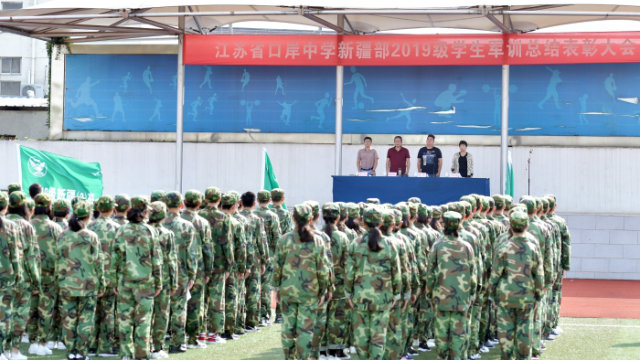 L’entraînement militaire est également obligatoire pour les élèves du Xinjiang au lycée de Kou’an.