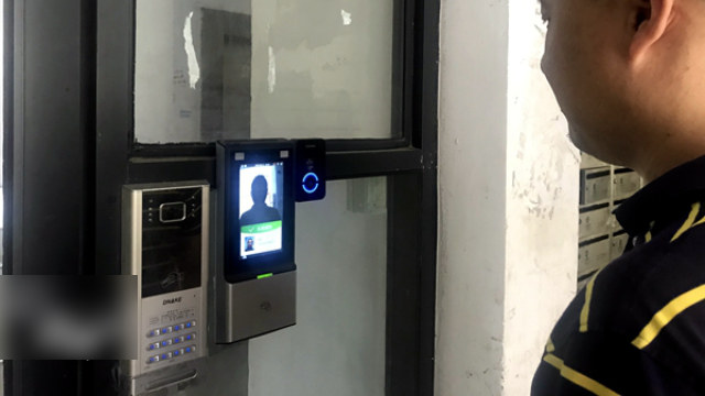 Un système de contrôle d’accès équipé d’un dispositif de reconnaissance faciale dans une communauté résidentielle du district de Xihu de la ville de Hangzhou.