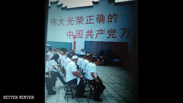 Une affiche sur laquelle on lit « Vive le grand, le glorieux et le véridique Parti communiste chinois ! » a été exposée avant une représentation dans le temple ancestral de la famille Huang.
