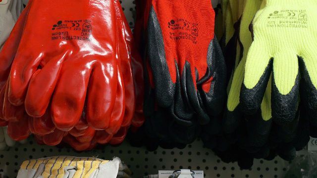 Arrêtés pour avoir posté des gants et des sonnettes à destination de Hong Kong